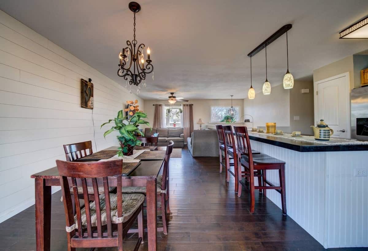 Private Room Near Ft Carson — Dining